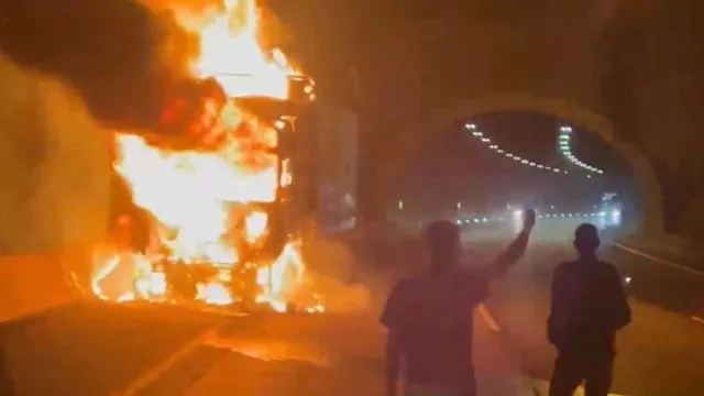 Otoyol Tünel Çıkışında Alev Alan Kamyon Paniğe Yol Açtı